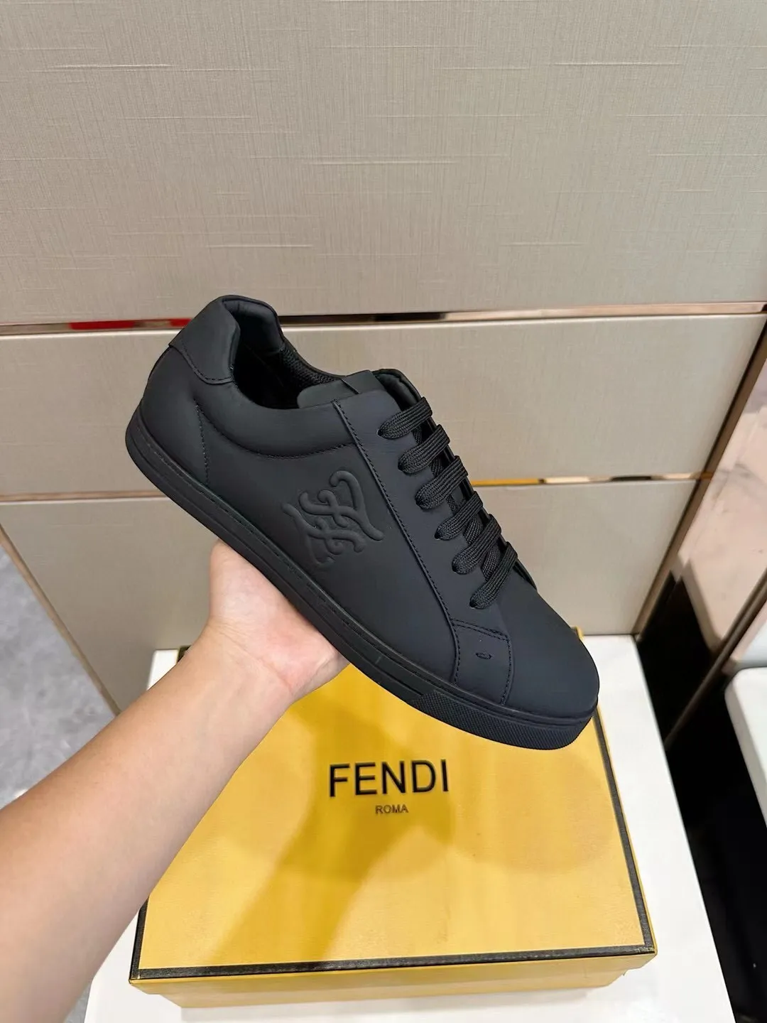 Factory price: 380💰 Fendi men's sports shoes - top version. In the corner, there is no limit to expression, highlighting the FF element cowhide to highlight personality, walking well! The brand letters are embossed with a cowhide label on the shoe mouth. Cowhide upper + cowhide stitching mesh lining + T men's men's shoes 💰U outsole Size: 38-44 (45 customized)
